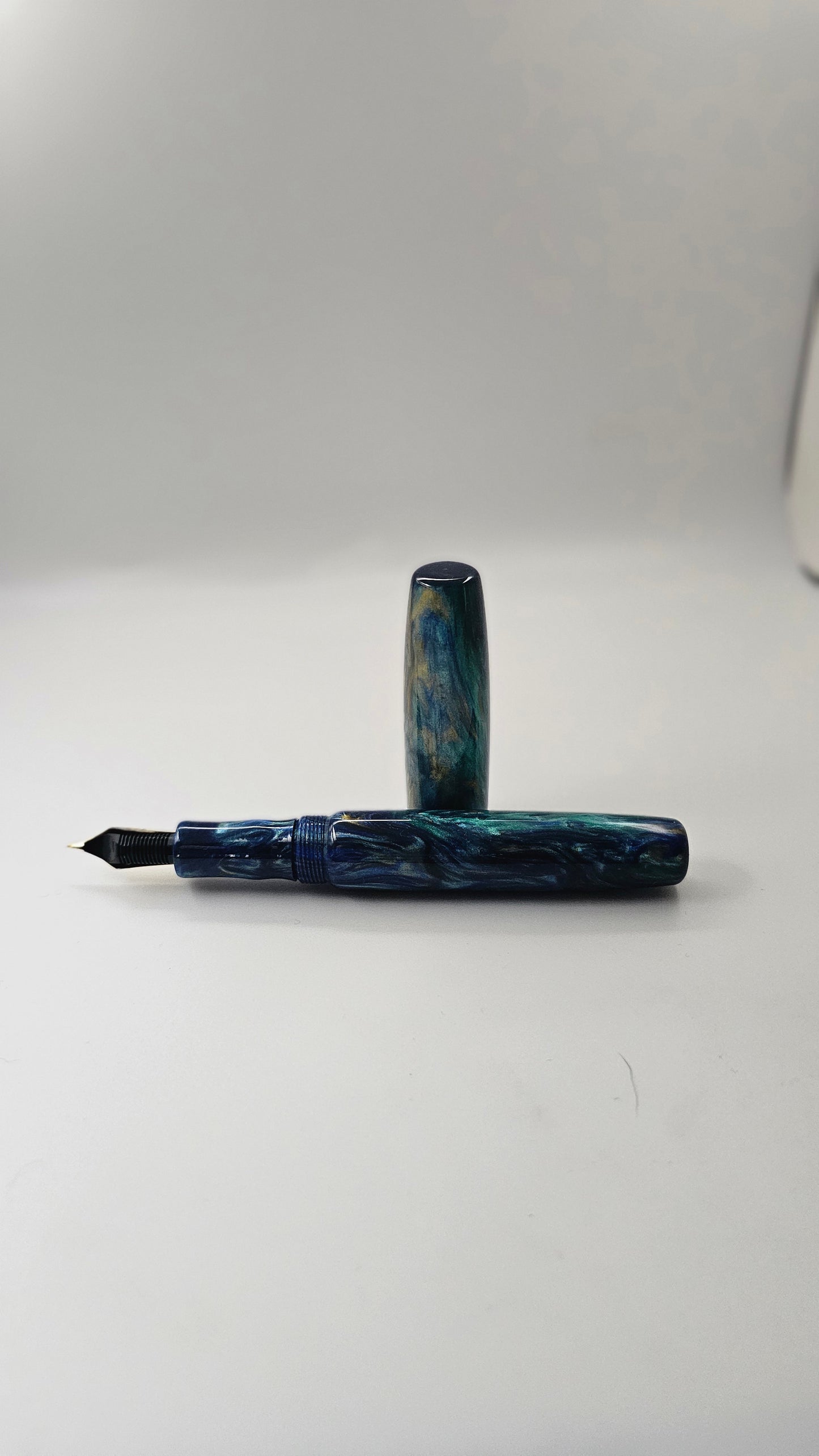Oceanstone Quill – Luxury Fountain Pen with Gold Accent Nib