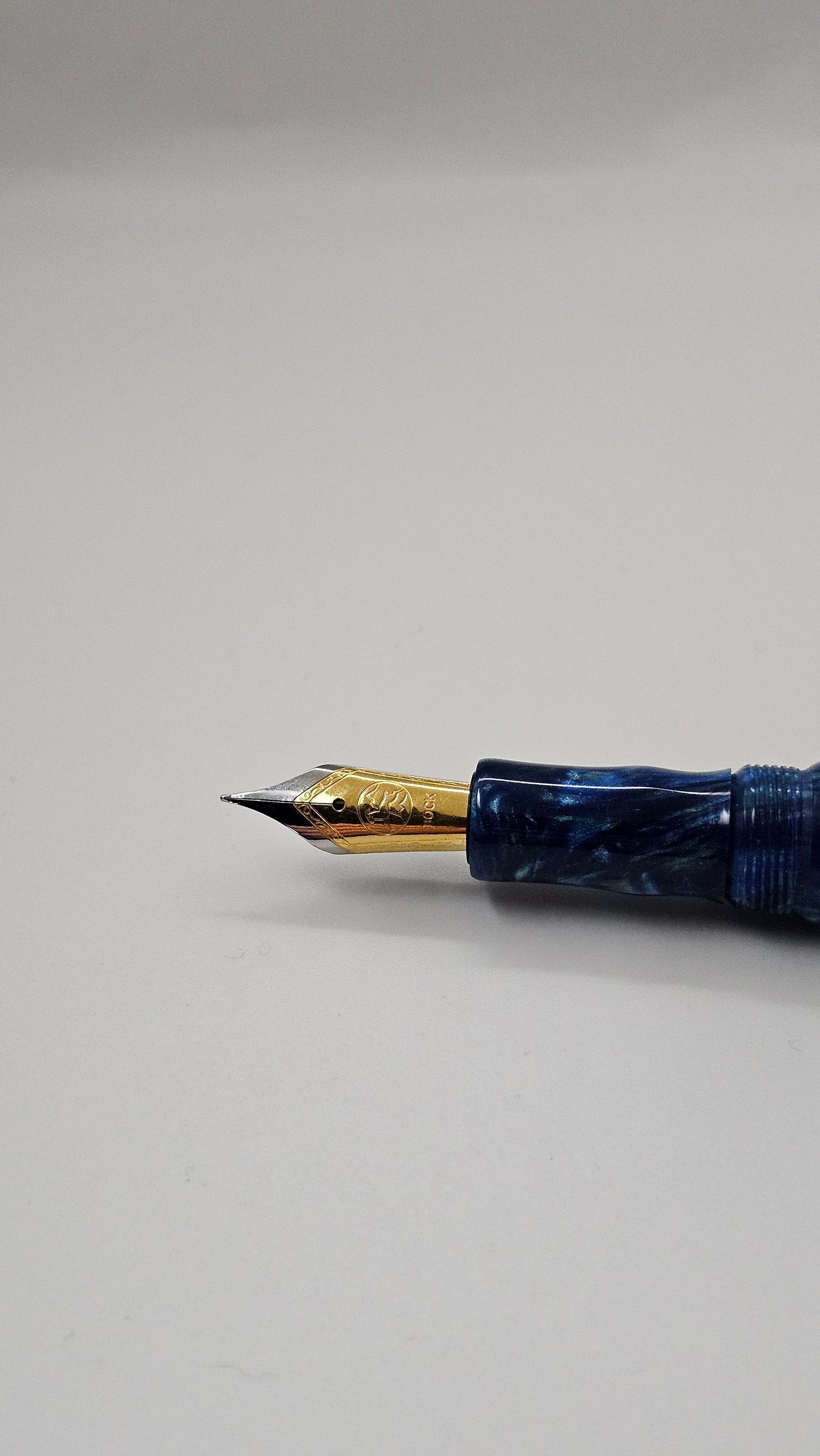 Oceanstone Quill – Luxury Fountain Pen with Gold Accent Nib