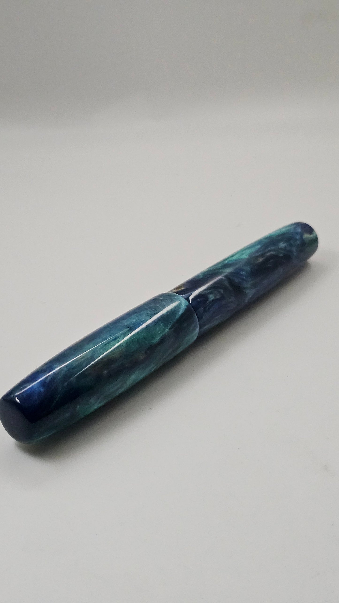 Oceanstone Quill – Luxury Fountain Pen with Gold Accent Nib