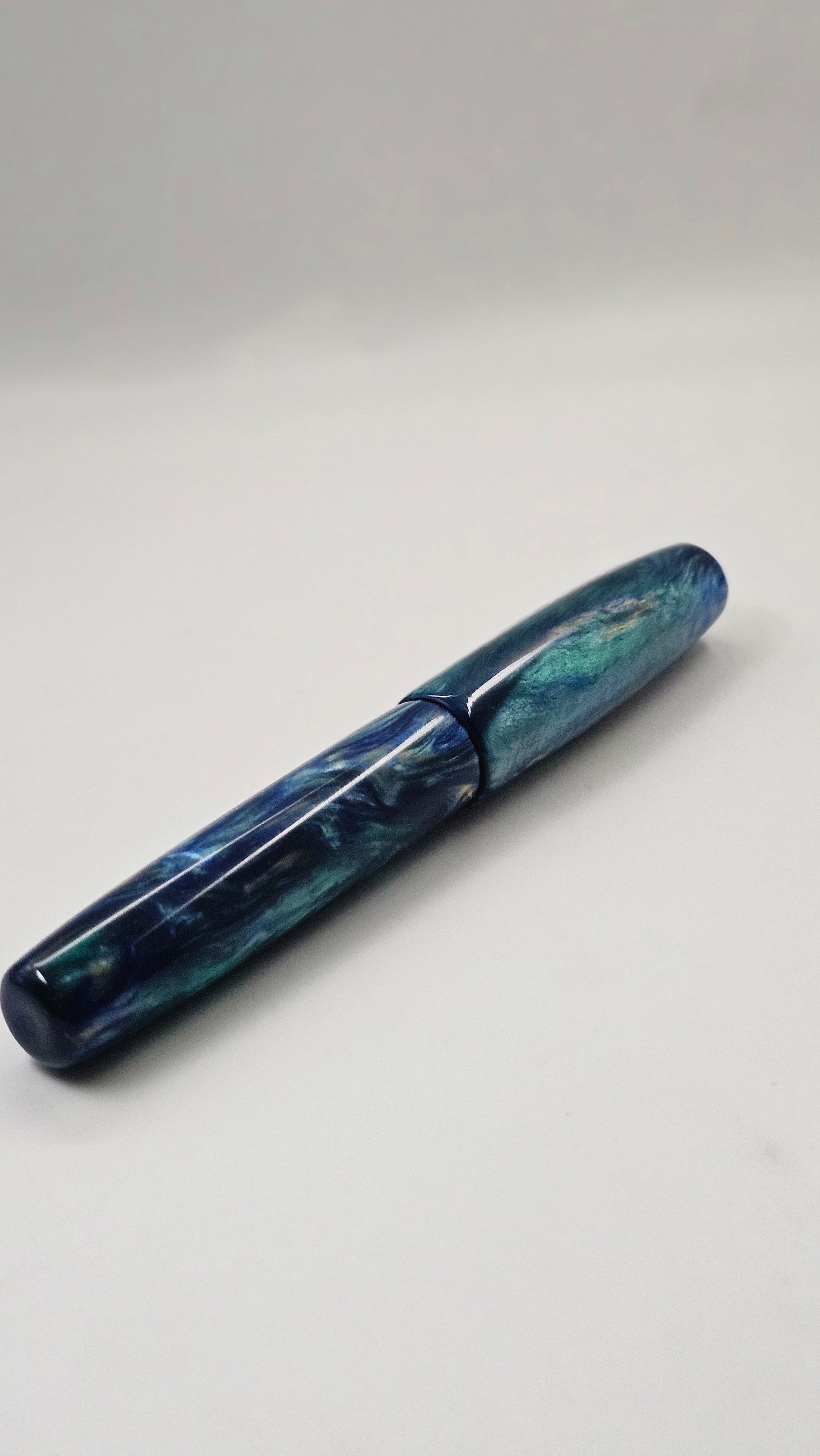 Oceanstone Quill – Luxury Fountain Pen with Gold Accent Nib