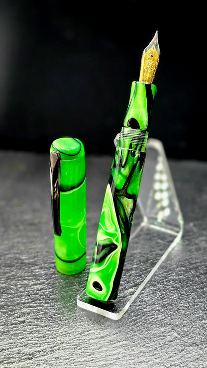 Artisan Emerald Foutain Pen – Silver & Gold Accent Nib, Bold Resin Swirl Design