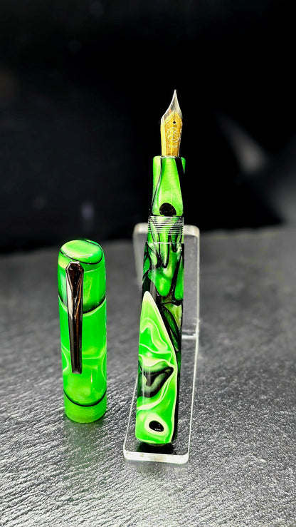 Artisan Emerald Foutain Pen – Silver & Gold Accent Nib, Bold Resin Swirl Design