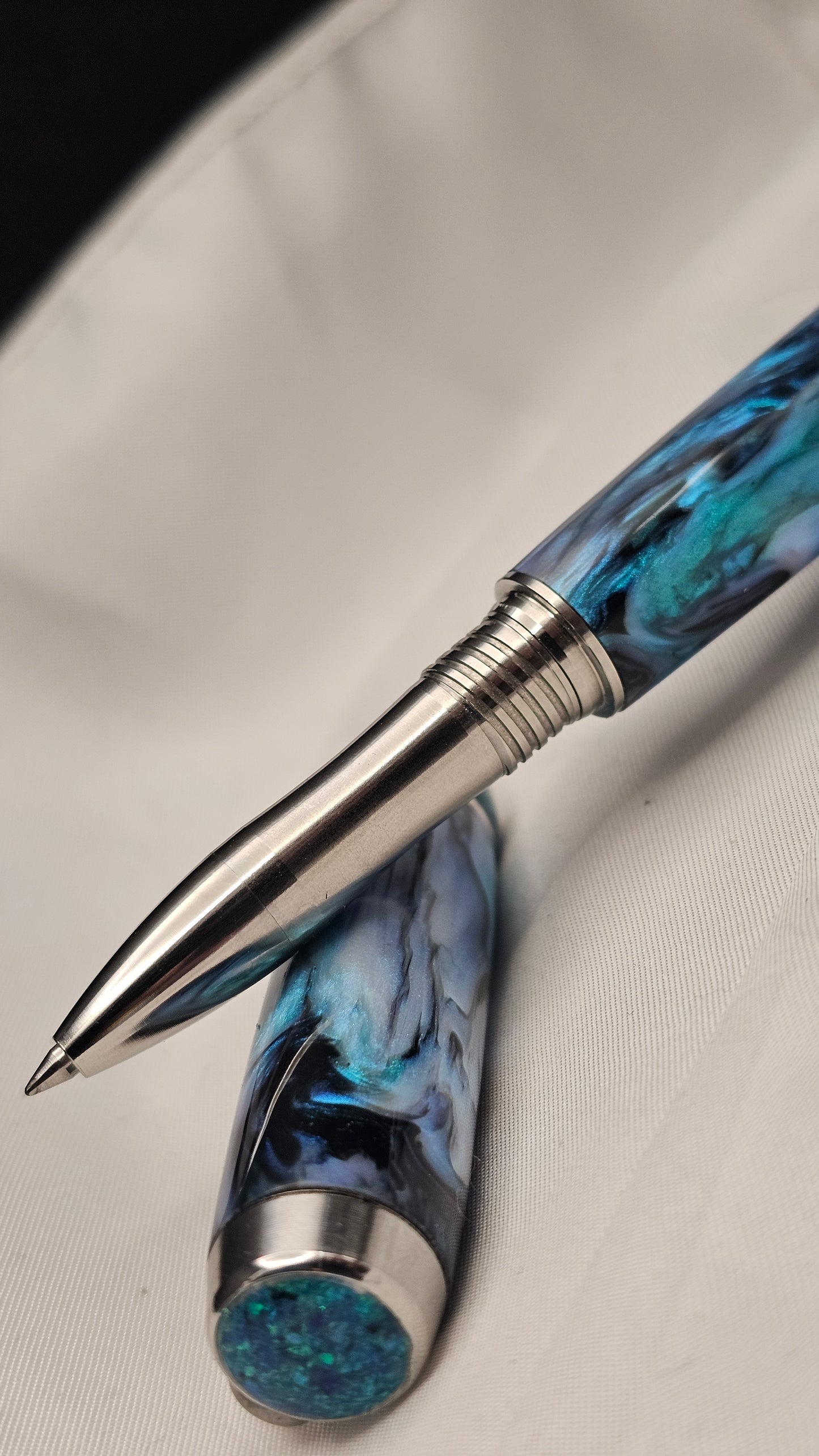 𝒯𝒾𝒹𝒶𝓁 𝒮𝓊𝓇𝒻 One of a kind fountain or roller ball pen